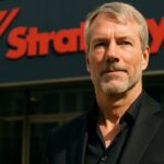 Michael Saylor van Strategy voor een gebouw met het bedrijfslogo