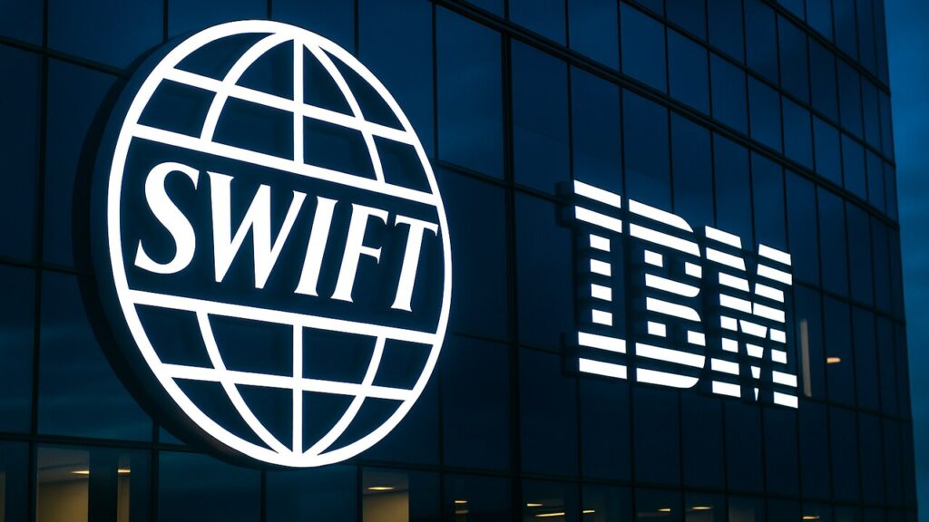 Verlichte Swift- en IBM-logo's op een moderne glazen gevel bij schemering