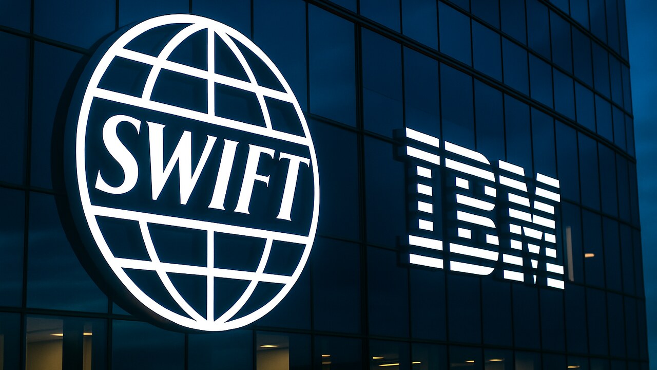 Verlichte Swift- en IBM-logo's op een moderne glazen gevel bij schemering