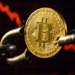 Een brekende ketting met een fysieke Bitcoin-munt, symbool voor de gekraakte Bitcoin-bridge van Symbiosis