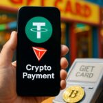 Persoon rekent buiten bij een winkel af met een telefoon waarop het USDT- en TRON-logo te zien zijn