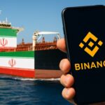 Iraanse olietanker op zee met op de voorgrond een telefoon met het Binance-logo