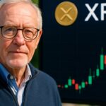 Chartveteraan Peter Brandt voor een scherm met een stijgende groene XRP-grafiek