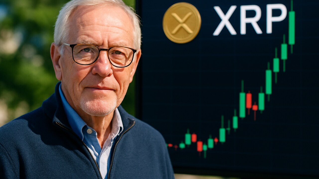 Chartveteraan Peter Brandt voor een scherm met een stijgende groene XRP-grafiek