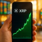 Smartphone met stijgende groene XRP-grafiek voor een beursvloer met lichtpanelen
