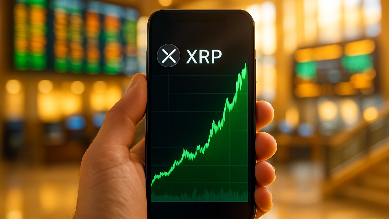 Smartphone met stijgende groene XRP-grafiek voor een beursvloer met lichtpanelen