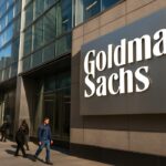 De gevel van het Goldman Sachs-hoofdkantoor met herkenbaar logo, gefotografeerd vanaf straatniveau