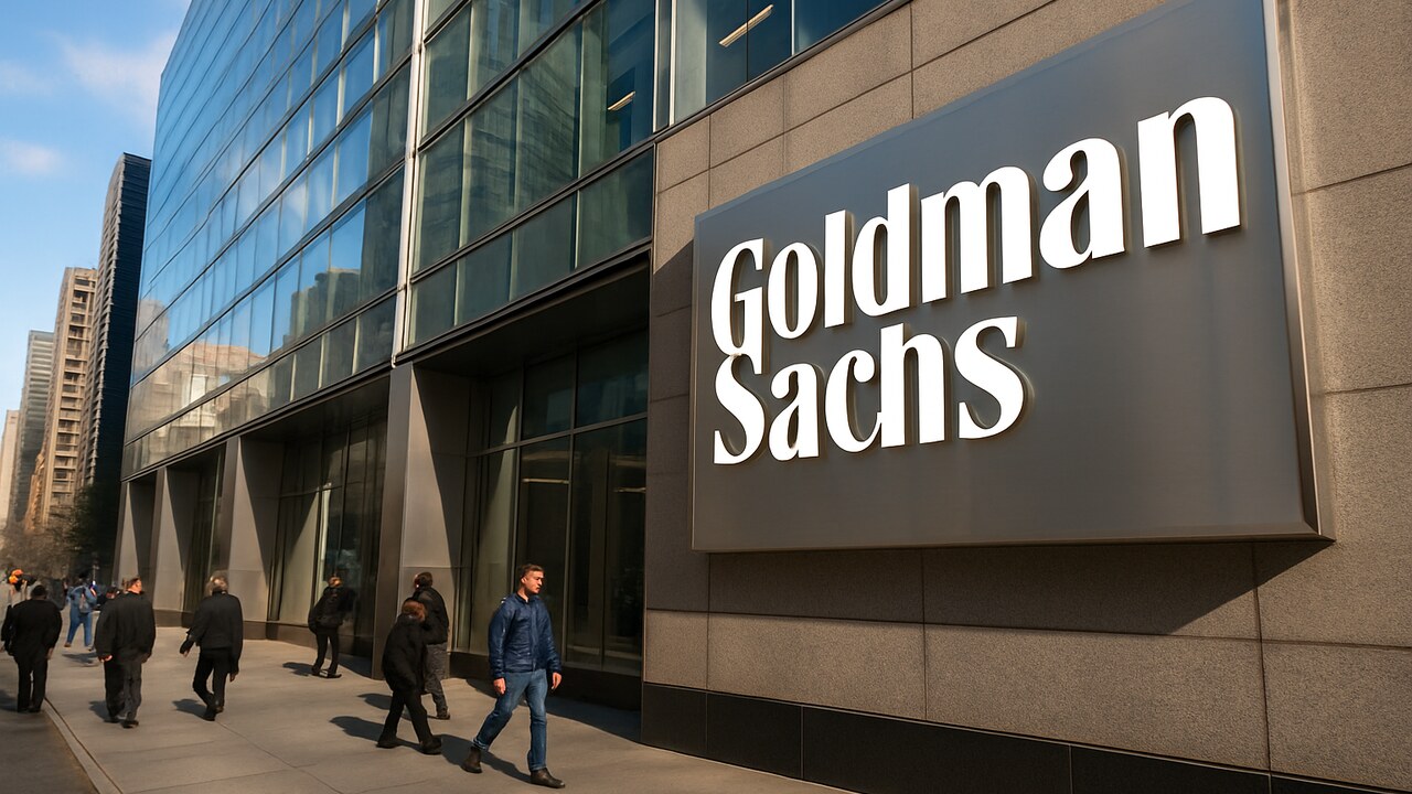 De gevel van het Goldman Sachs-hoofdkantoor met herkenbaar logo, gefotografeerd vanaf straatniveau