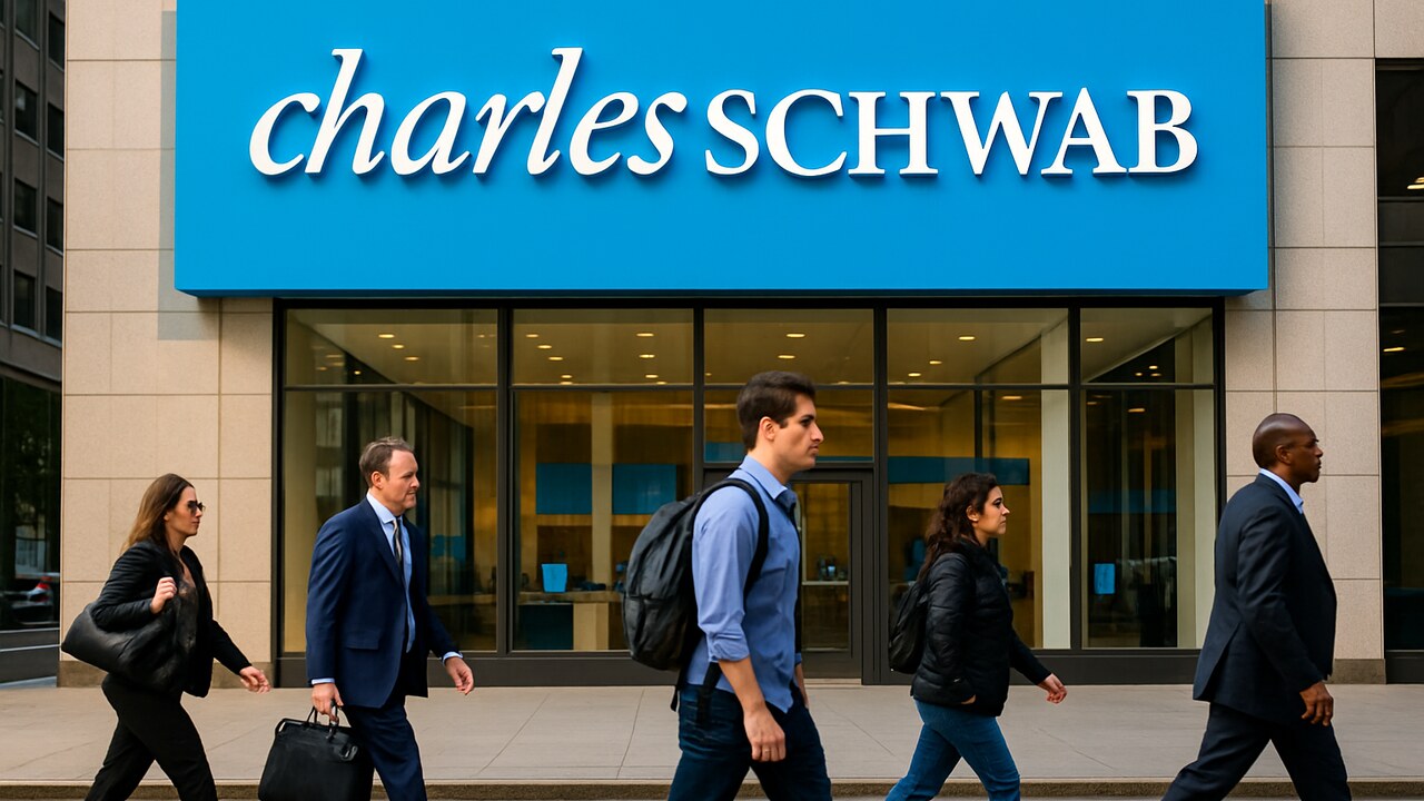 Gevel van een Charles Schwab-gebouw met duidelijk zichtbaar logo, gefotografeerd vanaf straatniveau