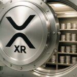 Een geopende kluisdeur met een groot XRP-logo en stapels XRP-munten erachter