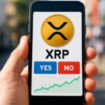 Hand met smartphone op straat met een voorspellingsmarkt-scherm en het XRP-logo