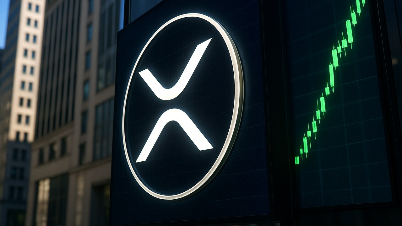 Groot XRP-logo op een digitaal scherm met een stijgende groene koersgrafiek ernaast