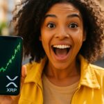 Enthousiaste jonge vrouw op straat toont een telefoon met een steil stijgende groene XRP-koersgrafiek