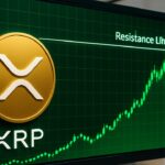 Beursscherm met stijgende groene XRP koersgrafiek die tegen een weerstandsniveau aandrukt