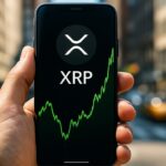 Smartphone met een groen herstellende XRP koersgrafiek en het XRP-logo, buiten op straat