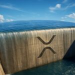 Een stuwdam waarvan het water bijna over de rand komt, met een XRP-logo op de betonnen wand, als beeld voor een naderend kantelpunt