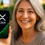 Lachende vrouw bekijkt op haar telefoon een stijgende groene XRP koersgrafiek in de buitenlucht