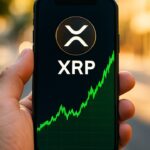 Smartphone met een stijgende groene XRP-koersgrafiek en het XRP-logo in beeld
