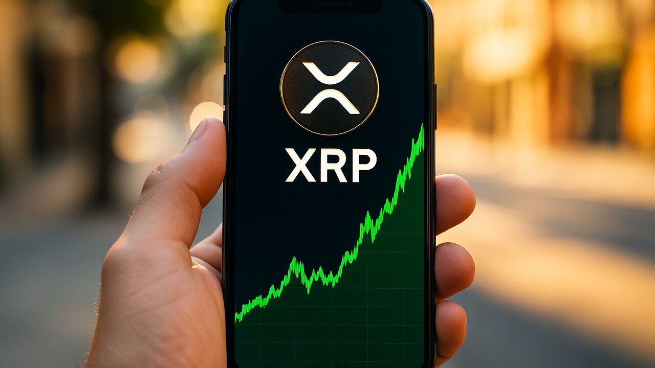 Smartphone met een stijgende groene XRP-koersgrafiek en het XRP-logo in beeld
