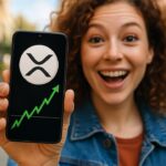 Jonge vrouw op straat houdt een smartphone omhoog met het XRP-logo en een stijgende groene koersgrafiek