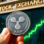 Zilveren XRP-munt voor een beursscherm met een groen stijgende koersgrafiek