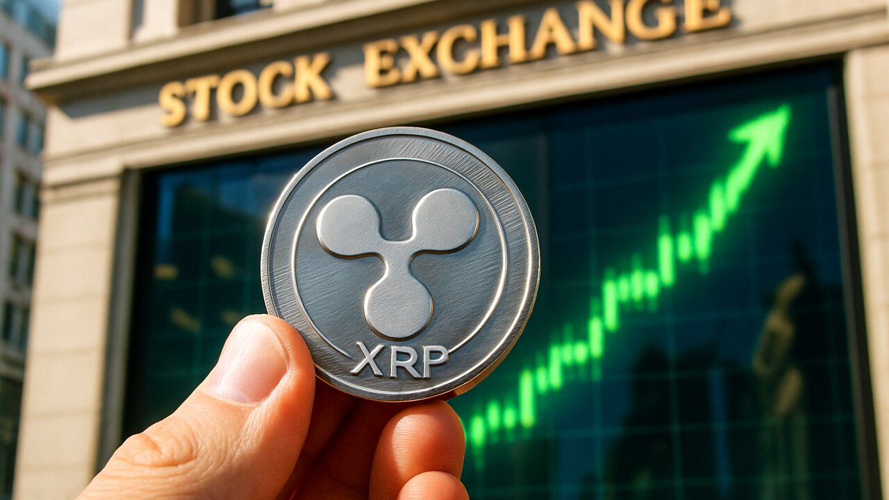Zilveren XRP-munt voor een beursscherm met een groen stijgende koersgrafiek