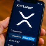 Smartphone toont het XRP Ledger-transactierecord met het XRP-logo duidelijk in beeld