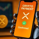 Robothand houdt een telefoon vast met een crypto-betaling en het XRP-symbool op het scherm