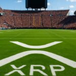XRP-logo geschilderd op het gras van een uitverkocht Amerikaans football-stadion