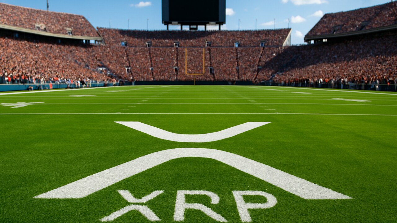 XRP-logo geschilderd op het gras van een uitverkocht Amerikaans football-stadion