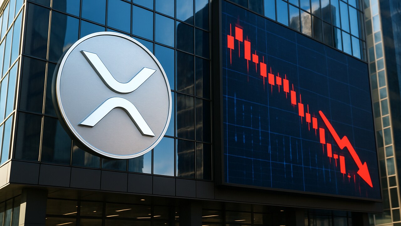 Groot XRP-logo op een gebouwgevel naast een scherm met een dalende rode koersgrafiek
