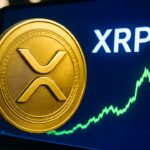 Het XRP-logo op een beursscherm naast een stijgende groene koersgrafiek