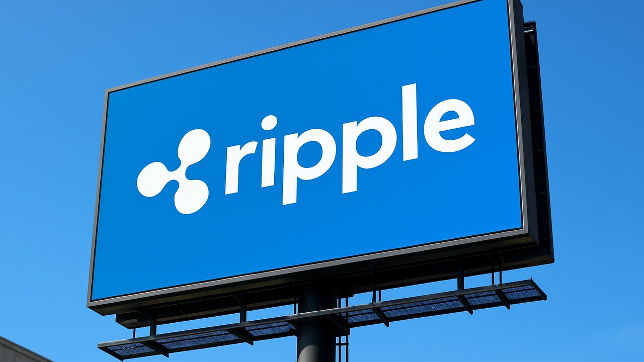 Het Ripple-logo groot en herkenbaar op een digitaal buitenscherm tegen een blauwe lucht