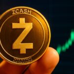 Fysieke Zcash-munt met Z-logo voor een scherm met een sterk stijgende groene koersgrafiek