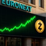 Zcash-logo en een stijgende groene koersgrafiek op een scherm bij de Euronext-beurs in Amsterdam