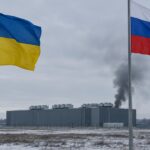 Vlaggen van Oekraïne en Rusland voor een groot datacenter waaruit rook opstijgt