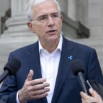Ripple-jurist Stuart Alderoty spreekt journalisten toe op de trappen van een overheidsgebouw in Washington