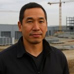 Arthur Hayes staat voor een half afgebouwd terrein met AI-datacenters en bouwkranen