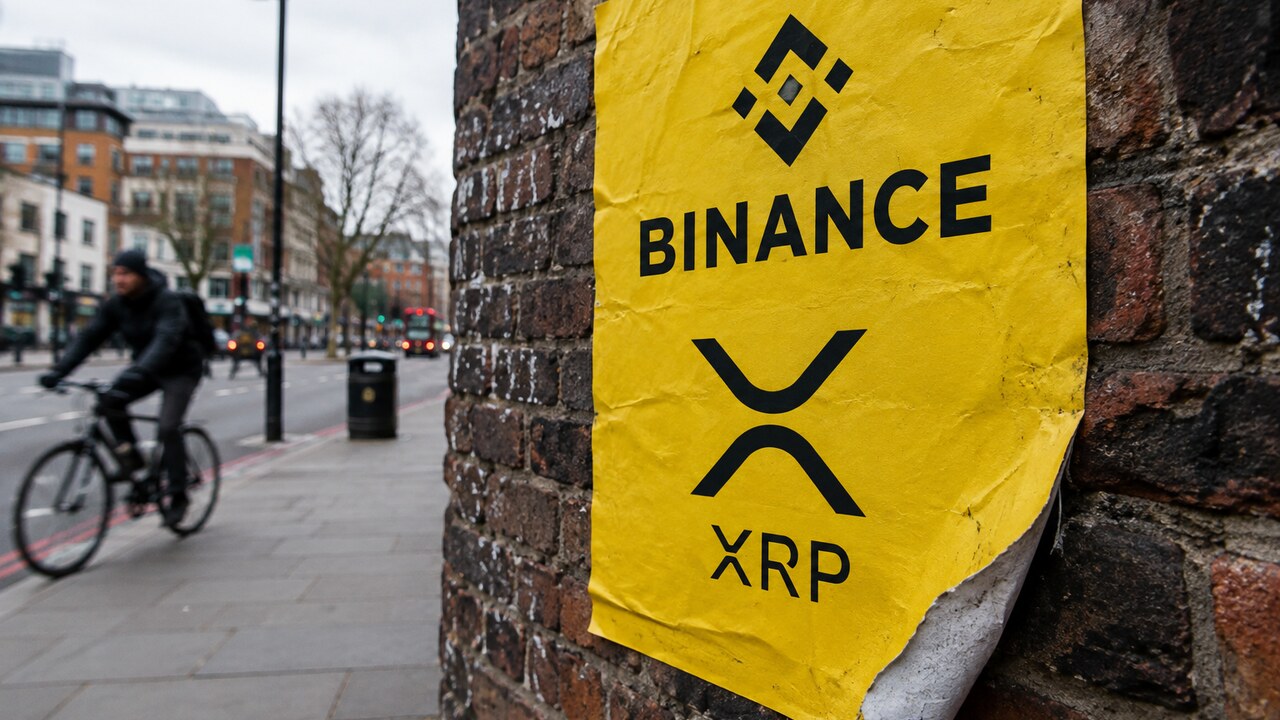 Geel reclameaffiche met het Binance-logo en het XRP-logo op een bakstenen muur, met een loslatende hoek