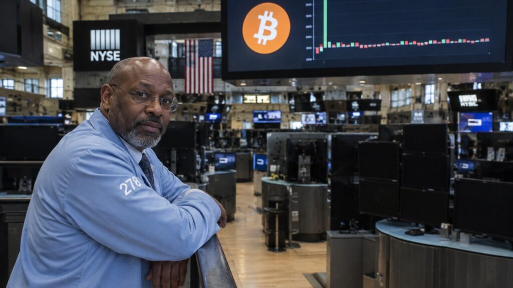 Oudere beurshandelaar leunt op een reling op een bijna lege beursvloer onder een scherm met het Bitcoin-symbool en een afgevlakte grafiek van fondsstromen