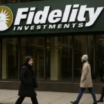 Gevel van een Fidelity-gebouw met groot logo, voetgangers lopen voorbij op een bewolkte herfstmiddag