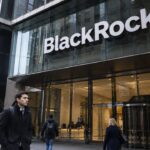 Gevel van het BlackRock-hoofdkantoor in New York met groot logo en voorbijgangers op de stoep