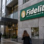 Gevel van het hoofdkantoor van Fidelity Investments in Boston met het groene Fidelity-logo, voorbijgangers op een bewolkte herfstdag