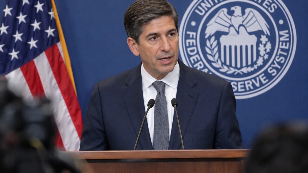 Fed-voorzitter Kevin Warsh spreekt achter een katheder met het zegel van de Federal Reserve tijdens een persconferentie