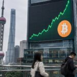 Groot reclamescherm in Shanghai met een groen stijgende koersgrafiek en een oranje Bitcoin-logo boven langslopende voetgangers
