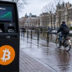 Bitcoin-automaat met een groen stijgende koersgrafiek op een rustige grachtenstraat in Amsterdam, zonder gebruikers