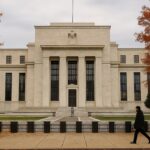 Het gebouw van de Federal Reserve in Washington met herfstbladeren op de stoep
