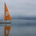 Zeilboot met oranje zeil en Bitcoin-logo ligt stil op een spiegelgladde zee, met donkere wolken aan de horizon