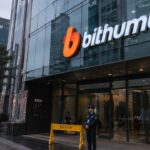 Gevel van een kantoorgebouw in Seoel met een groot Bithumb-logo en een beveiliger bij de ingang