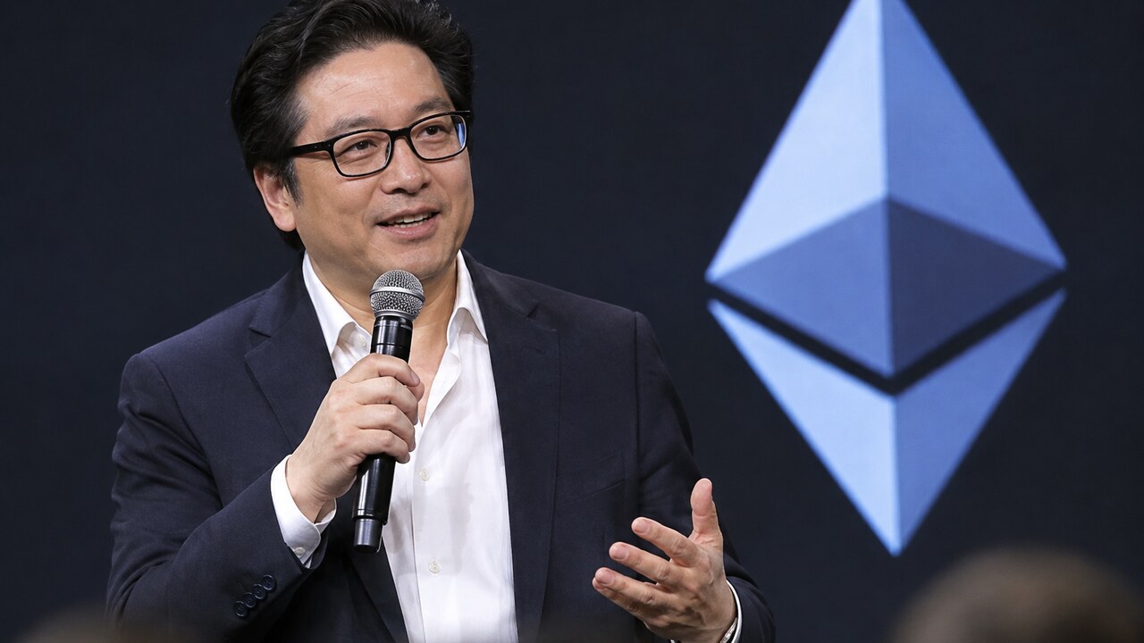Tom Lee, voorzitter van BitMine, spreekt op een cryptoconferentie voor een groot Ethereum-logo